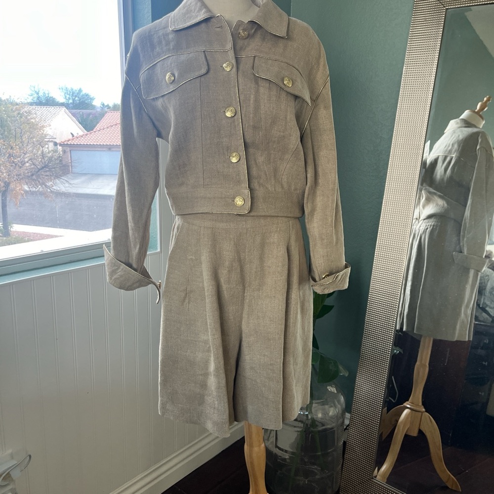 Vintage jacket and short linen from Lillie Rubin. Size 4 Tan and gold accent